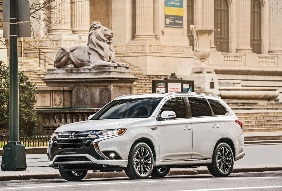  Mitsubishi Outlander PHEV 2017 года  (NA) (фото 14 из 70)